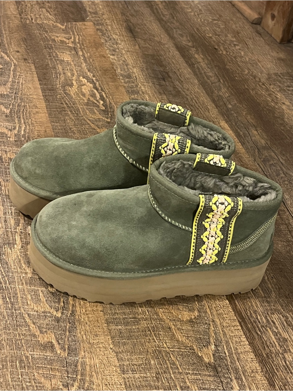 UGG Classic Ultra Mini
Platform Boot - Olive with Yellow & Pink Trim size 8 - Picture 3 of 13